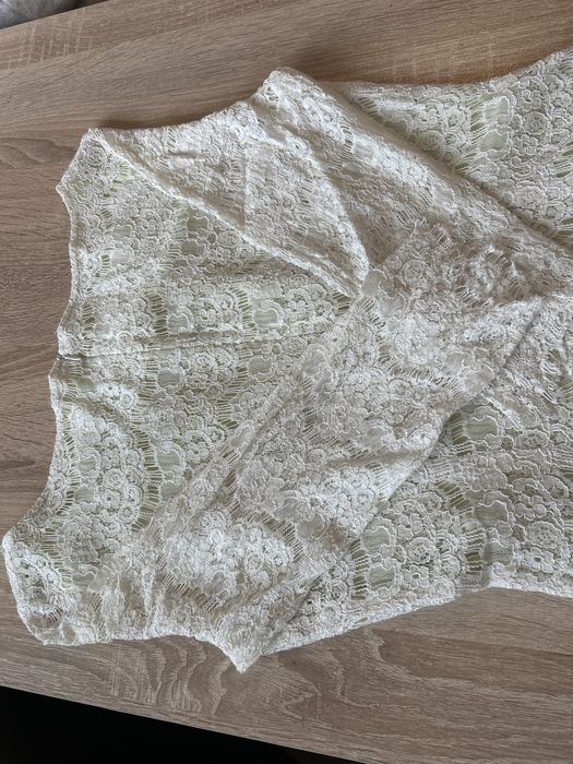 Рокля с млечнозелен плат, поставен под малки плетени цветчета