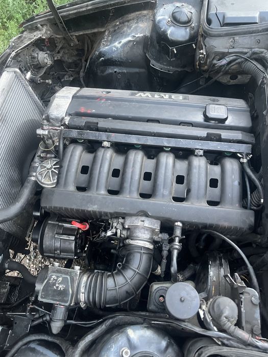 В продаже двигатель м50  низ 2.5 верх 2