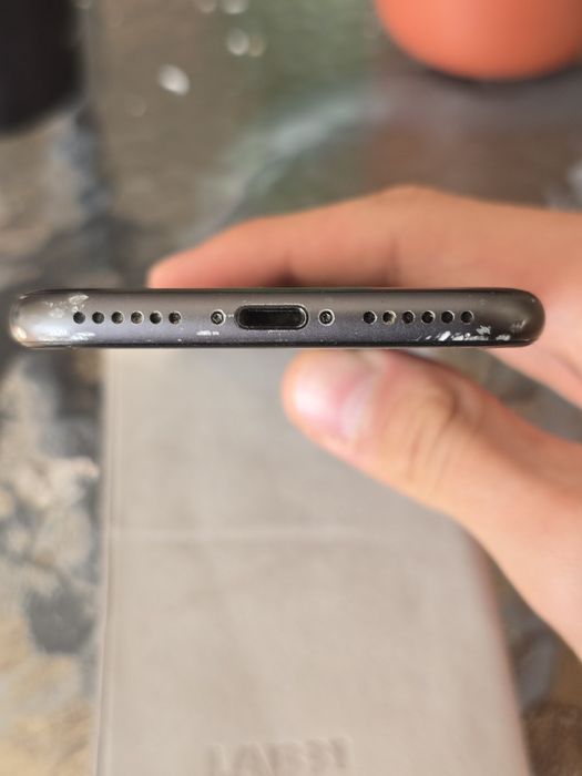 Iphone 8.      .