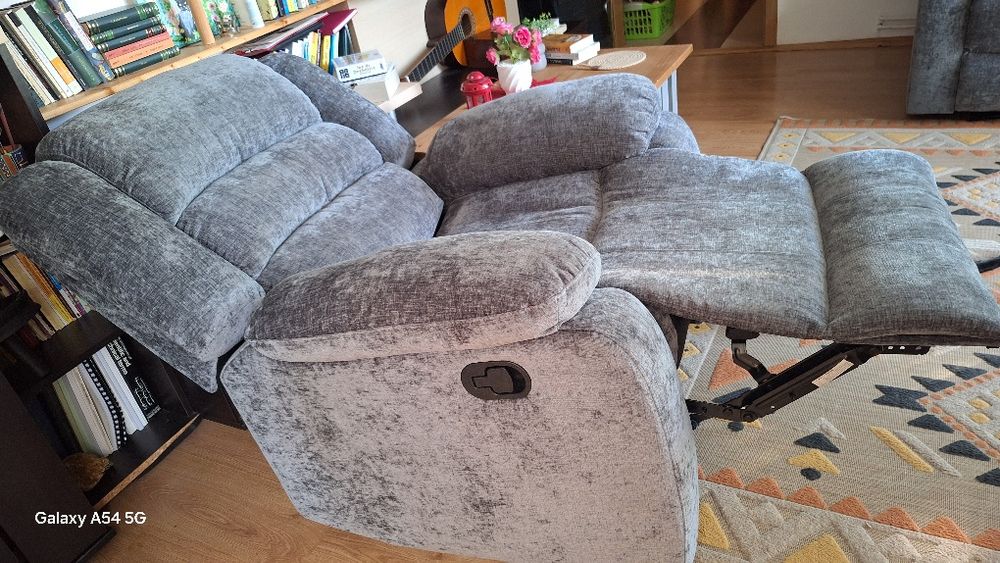 Vând 2 fotolii recliner  foarte comode