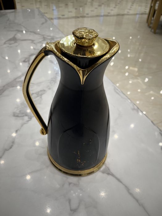 Термочайник черный и белый.