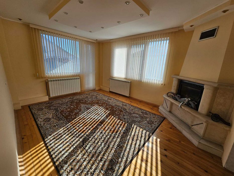 3-етажна къща с басейн и голям двор в квартал Каменица