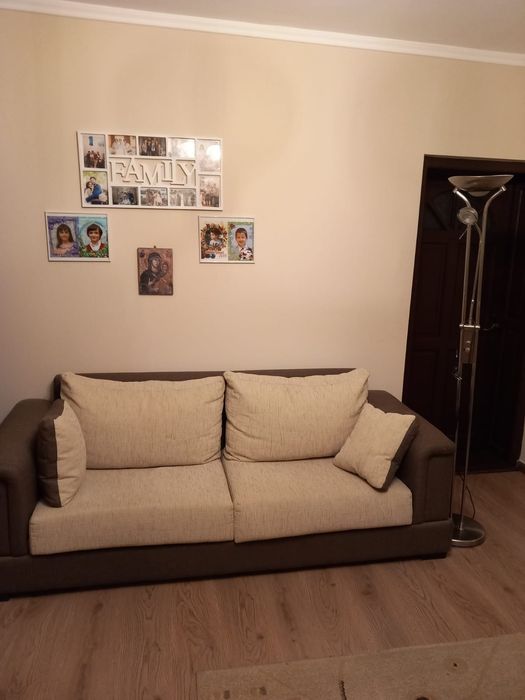 Vand canapea extensibile .2 100×0,85×2000.Utilizata foarte putin(ca noua)Si un lampadar inox ...la numai 150 lei.