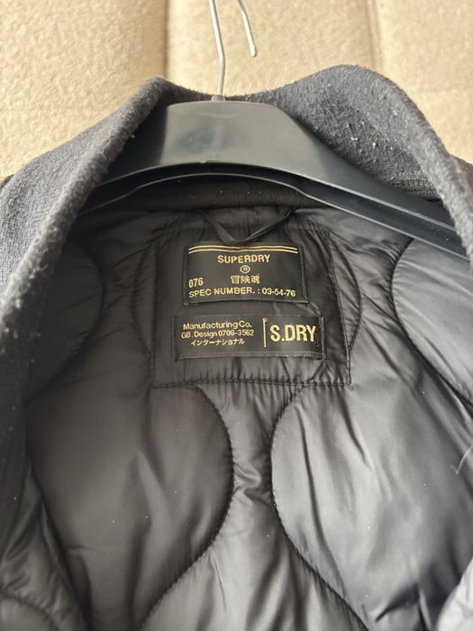 Продава се яке Superdry.
