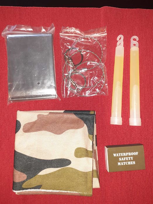 Set de obiecte utile pentru drumetii în natură (noi)