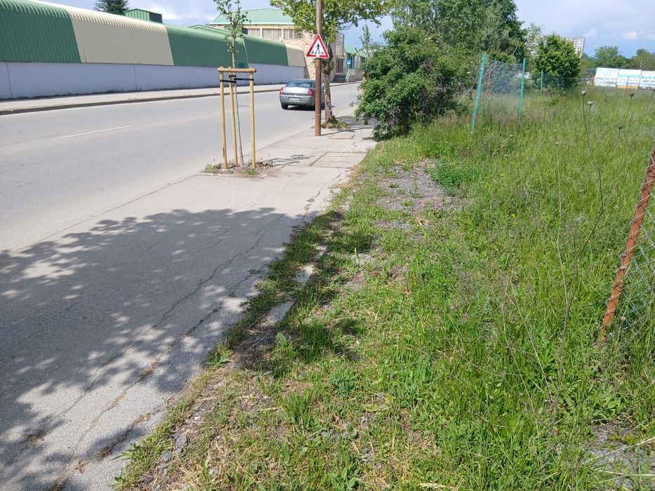 Отдавам под наем поземлен имот 1 декар ,заграден с мрежа 2 метра ,подходящ за скла ило паркинг до метростанция Обеля