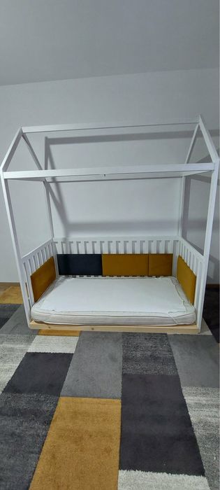 Pat montessori tip casuta pe podea pentru copii