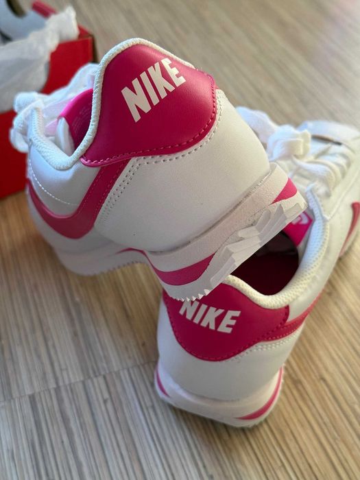 бели Nike Cortez