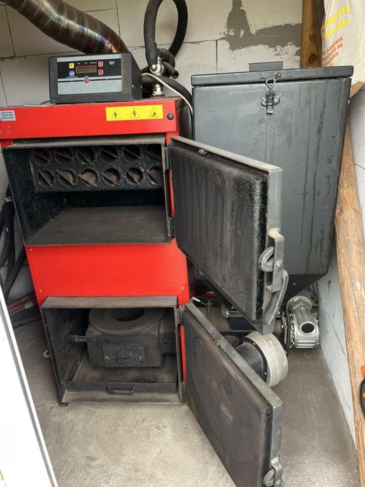 Комбиниран котел за пелети и дърва