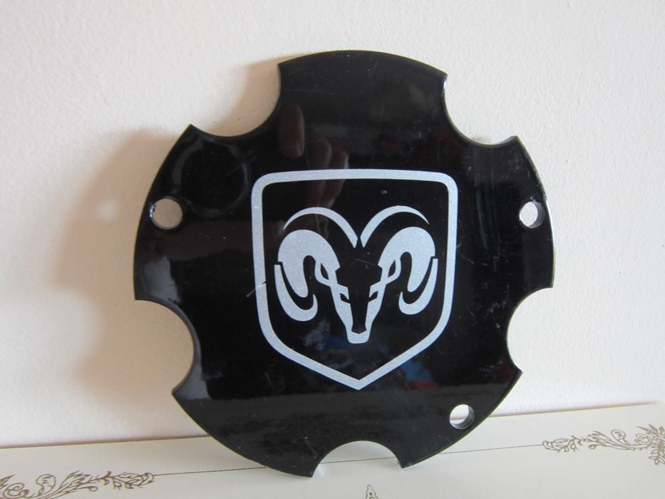 Emblema auto logo Dodge metalic Cap Berbec alb/negru si rosu/negru