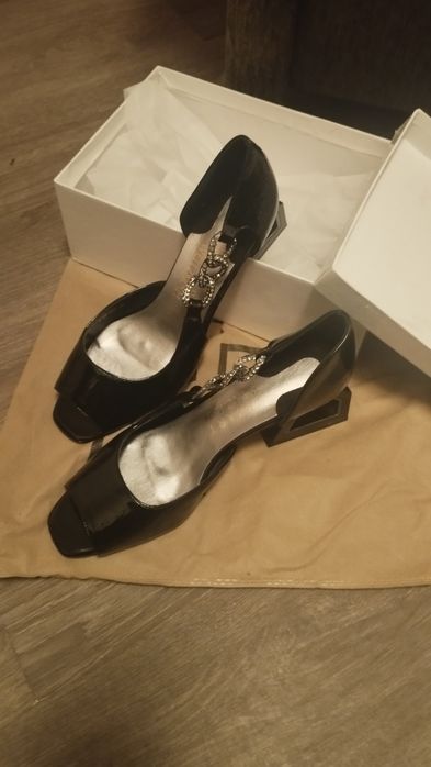 Продаются женские новые босоножки.Таких нет ни у кого.