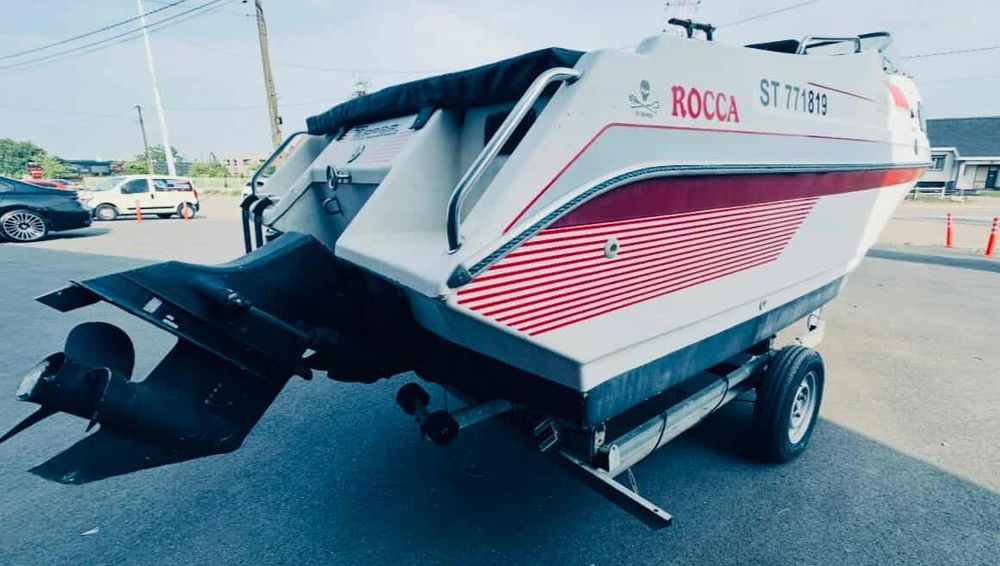 Vând schimb barca cabinata motor si peridoc