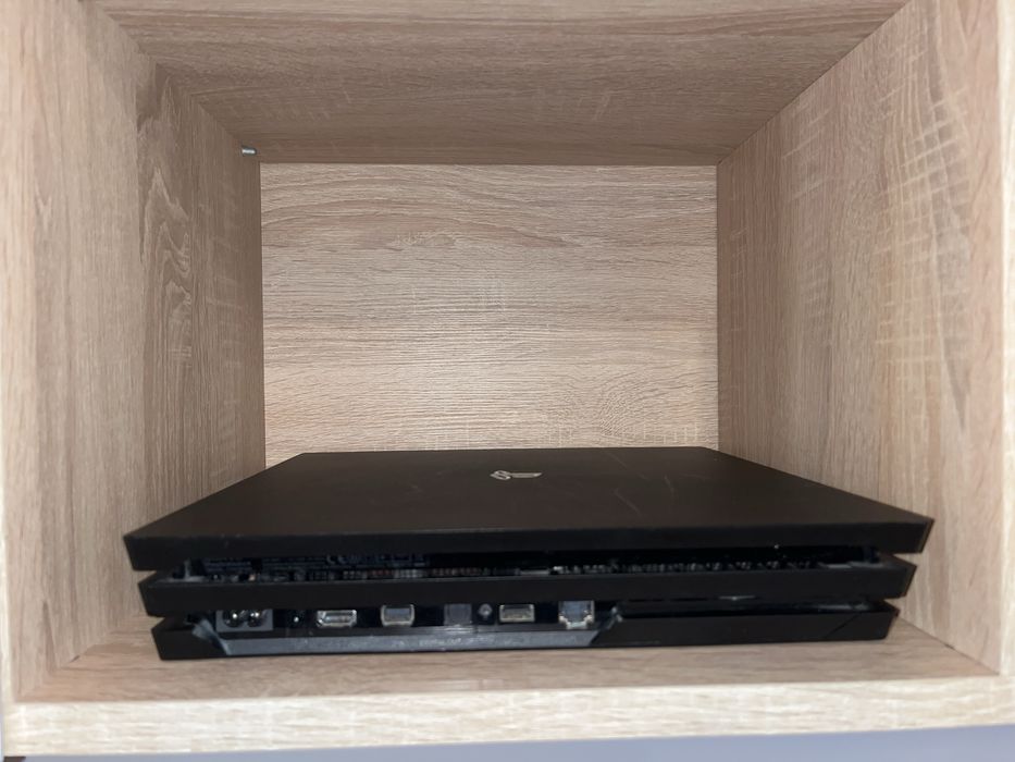 Ps4 pro 1Tb+ 4 jocuri