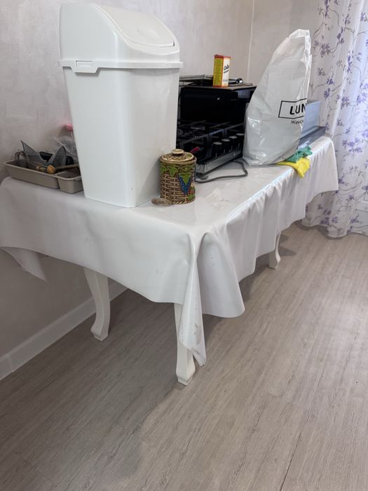 Стол обеденный белый
