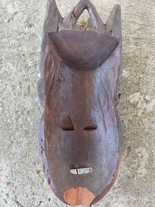 Дървена маска за стена