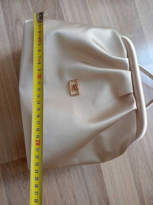Нова дамска чанта плик/през рамо от сатен в телесен/бежов цвят