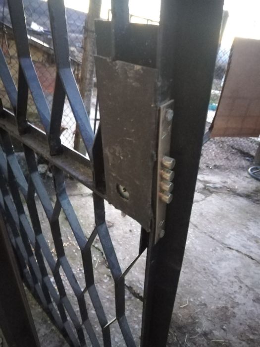 Желязна врата с касата