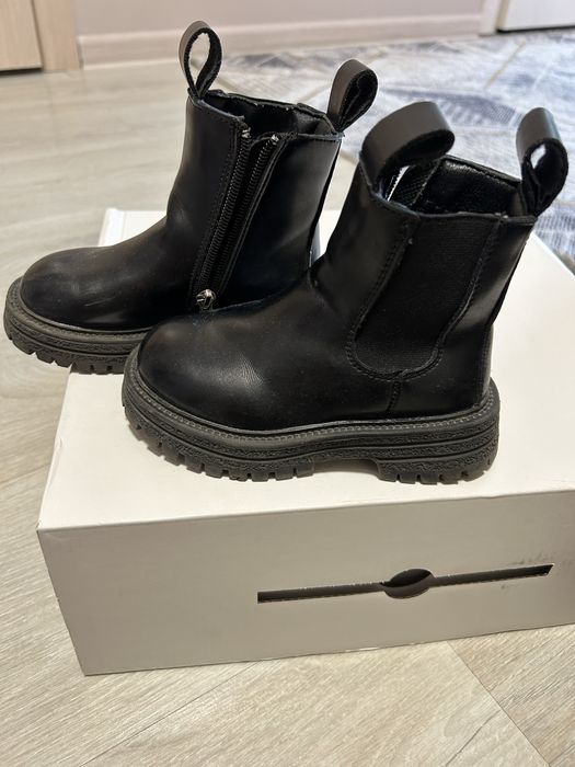 Продается детские челси. В очень хорошем состоянии. 24 размер.