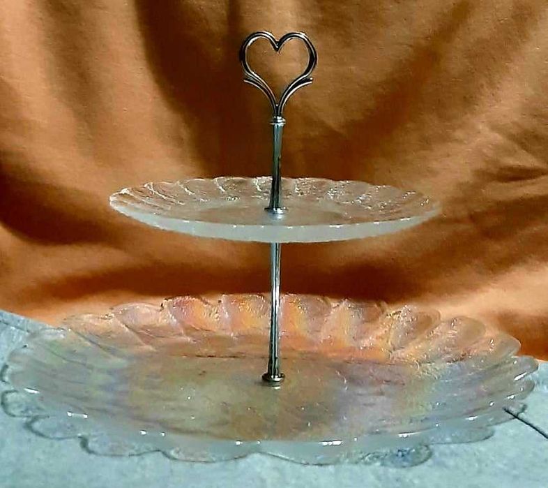 Стъклена стойка за сладкиши