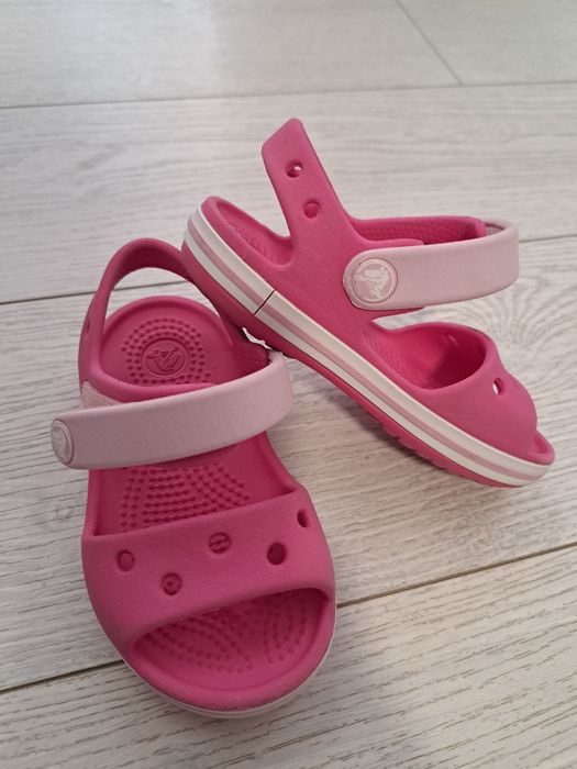 Sandale crocs fete c6, 22-23 

Sandale h&m fete ,20-21 ,stare buna 30 lei 

Sau impreuna 1