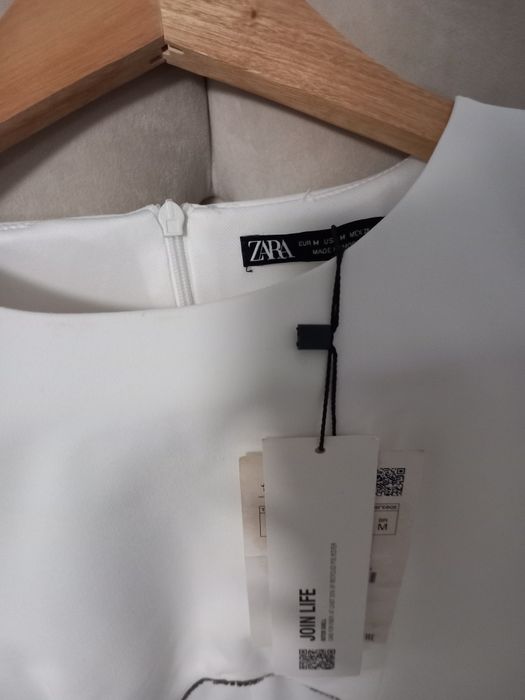 Bluza alba scurta cu umeri supradimensionați și pietricele mărimea M