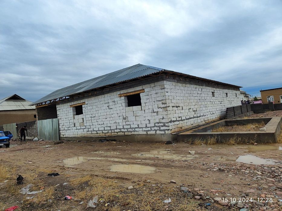 Срочна  Янги  ДСК да  5 хонали янги қурилган  уй сотилади