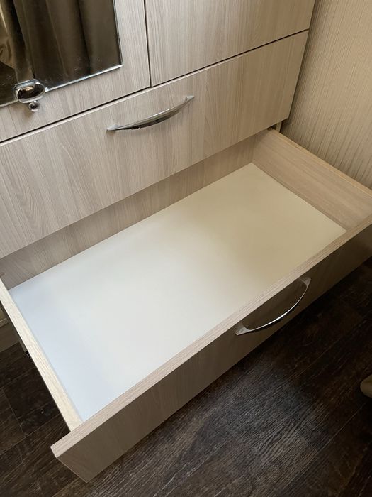 Прдается шкаф (3х дверной с зеркалом)