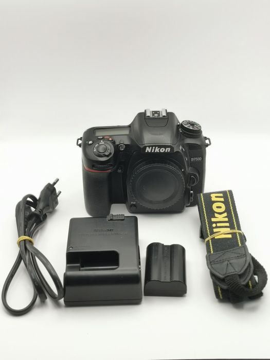 Vând/schimb body Nikon D7500