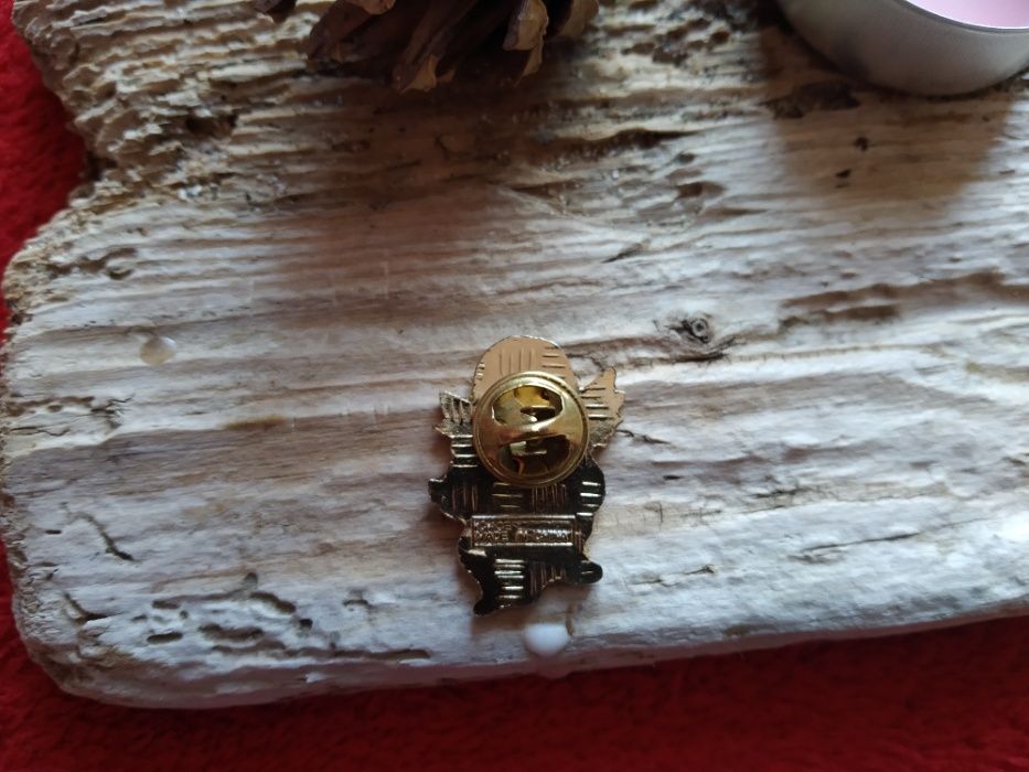 Различни видове бижута, гердани, гривни, брошки