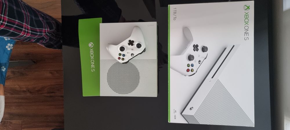 Consolă XBOX ONE  S  cu controler