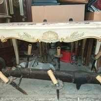 Masa cu cadru din lemn si blat de marmura roz in stil baroc