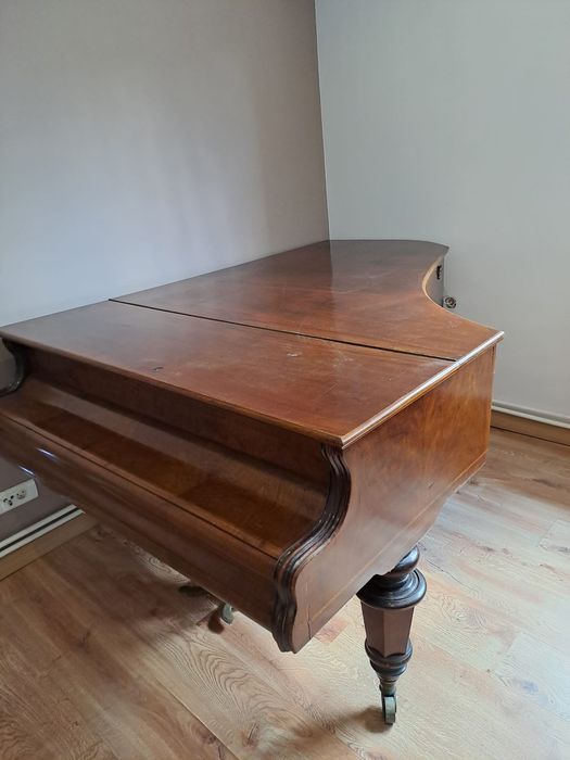 Vand pian  prețul este negociabil
