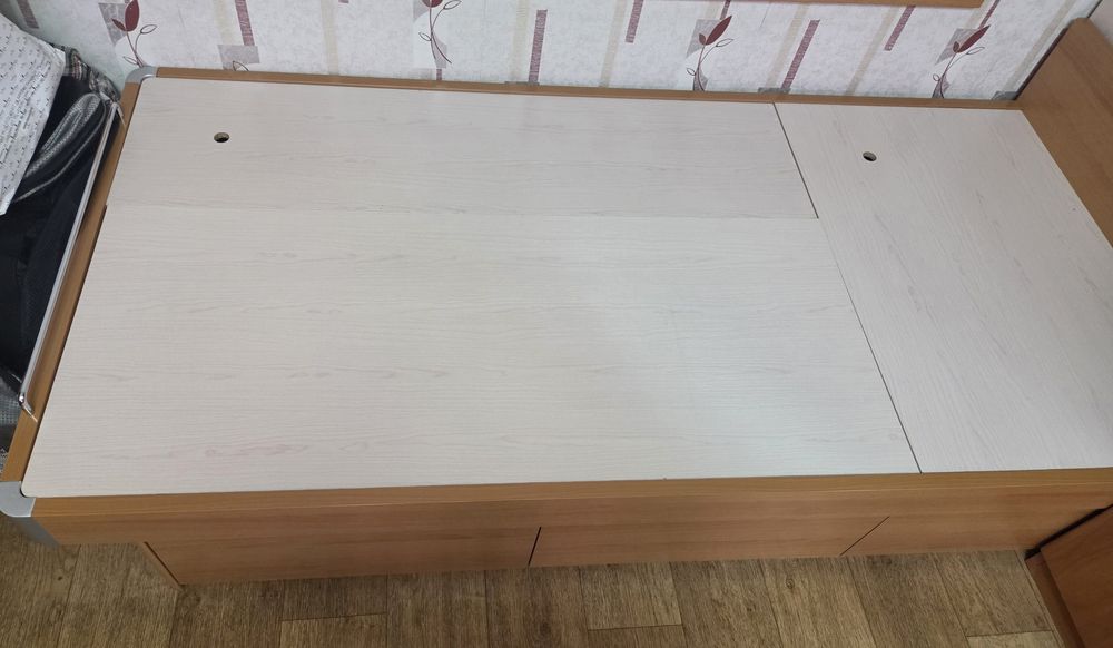 Кровать без матраса