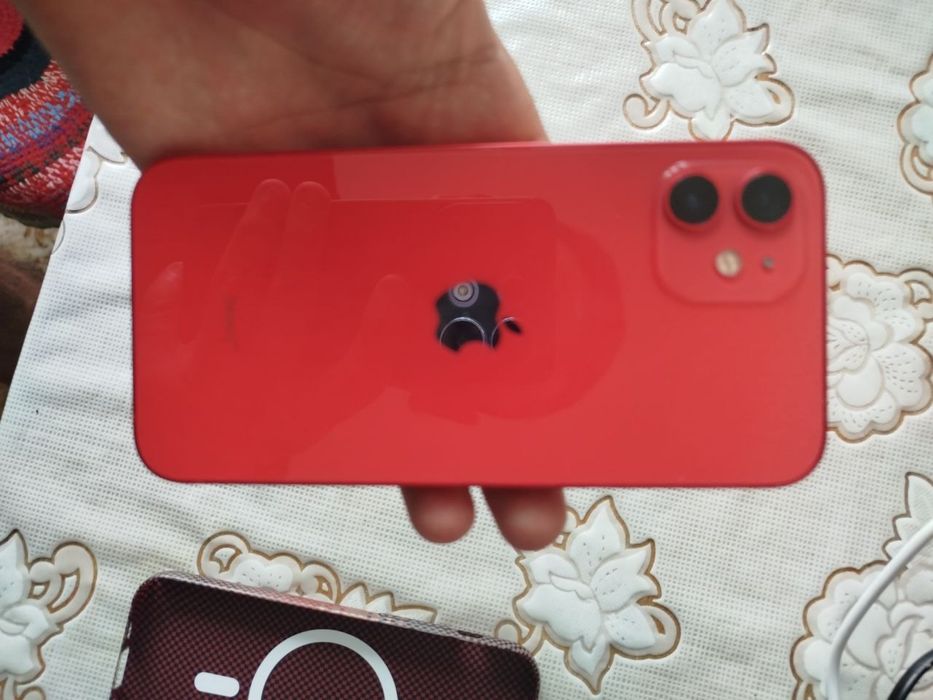 Продается айфон 12 red