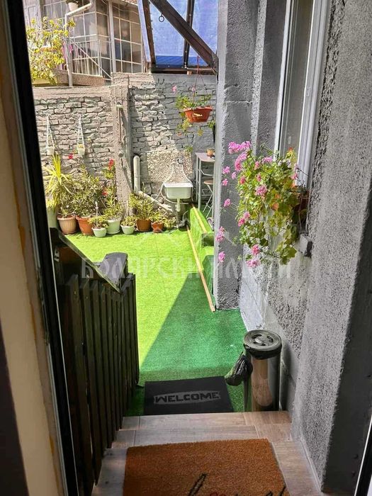 Масивна двуетажна къща с гараж