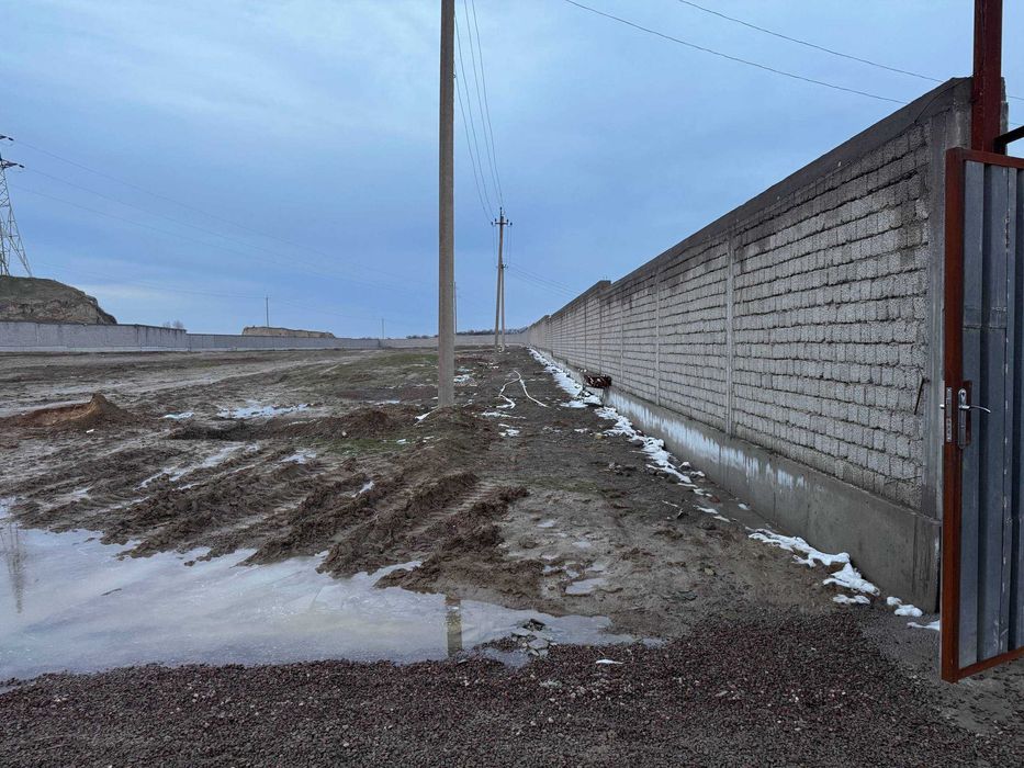 Нурафшон шахар марказида 1,30 гектар ер сотилади