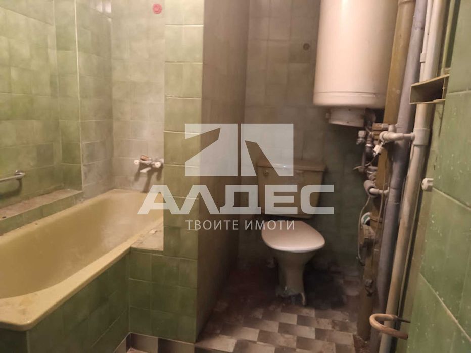 Продава се партерен тристаен ап. в Мед. Академия!
