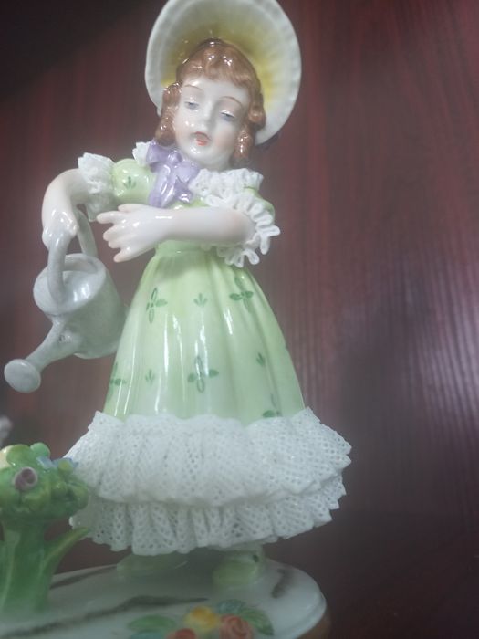 Продам фарфоровую  статуэтку.производство Германия...в хорошем состоян