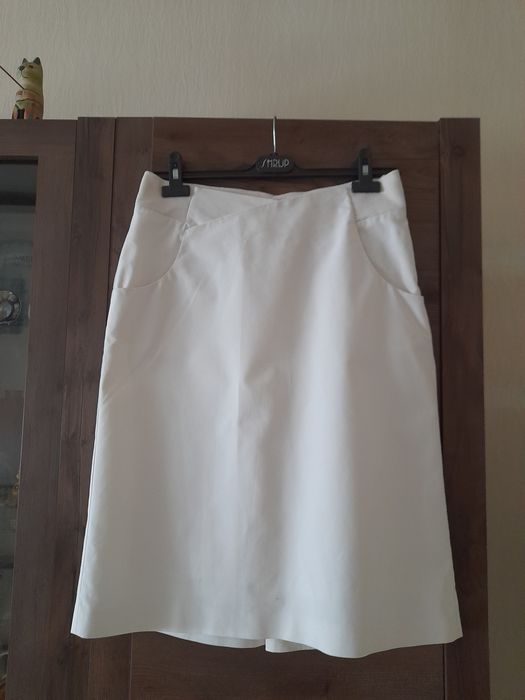 Белая  юбка из  плотной  ткани