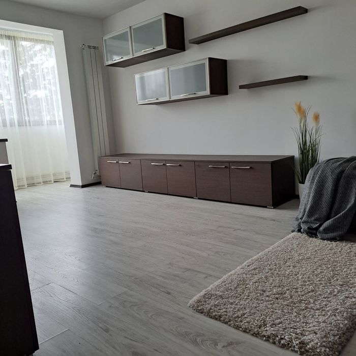 Închiriez apartament cu 2 camere