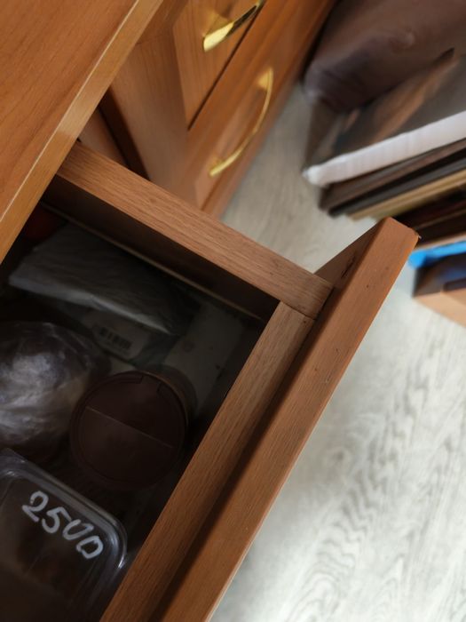 Тумба из ЛДСП,  прочная.