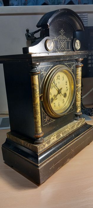 Стар античен  часовник