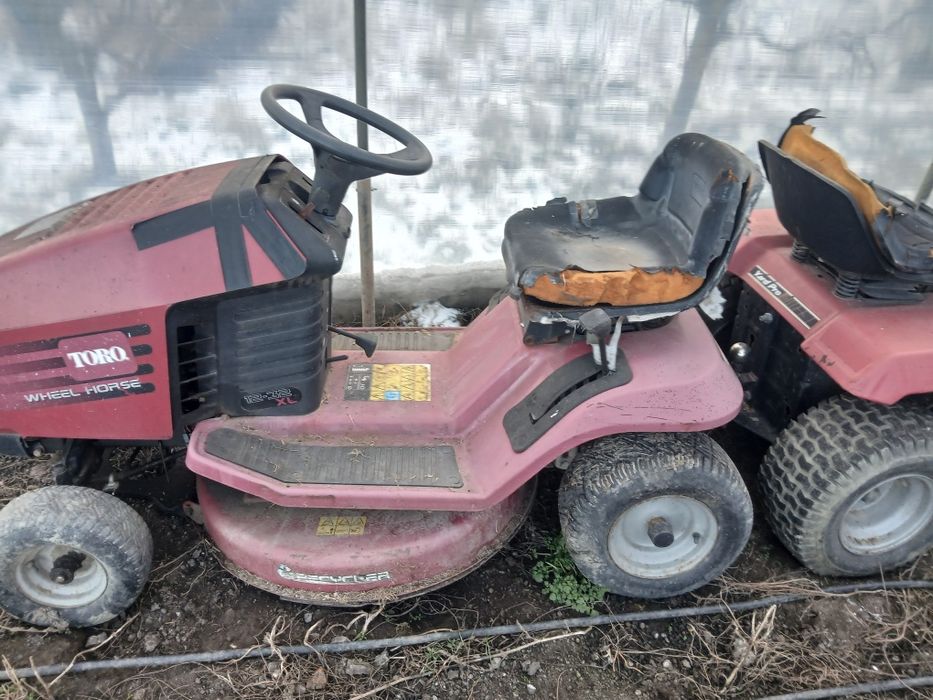 Vând două tractorașe de tuns iarba, perfect funcționale