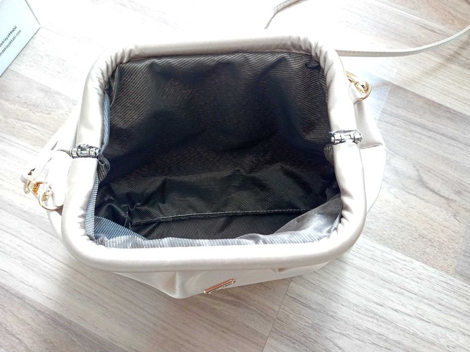 Нова дамска чанта плик/през рамо от сатен в телесен/бежов цвят