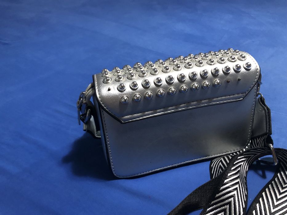 Vand geanta argintie de umar