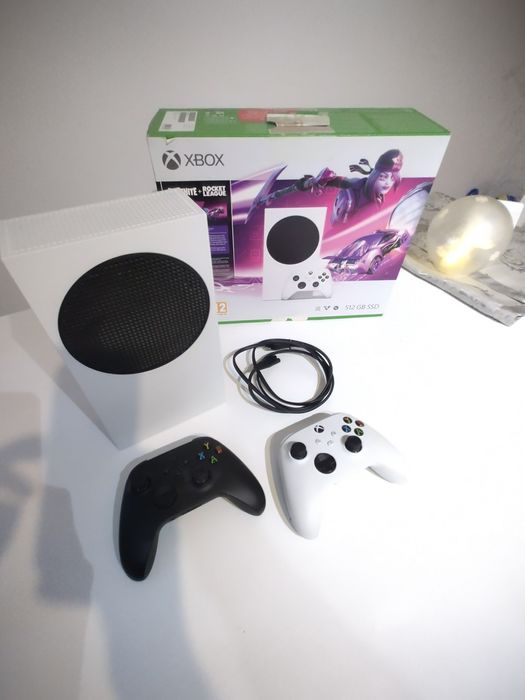 Xbox Series S 512 + 2 control wireless în stare nouă