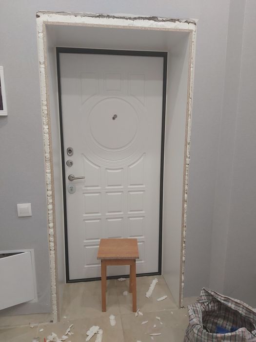 Установка входных дверей.