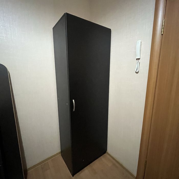 Шкаф офисный черного цвета