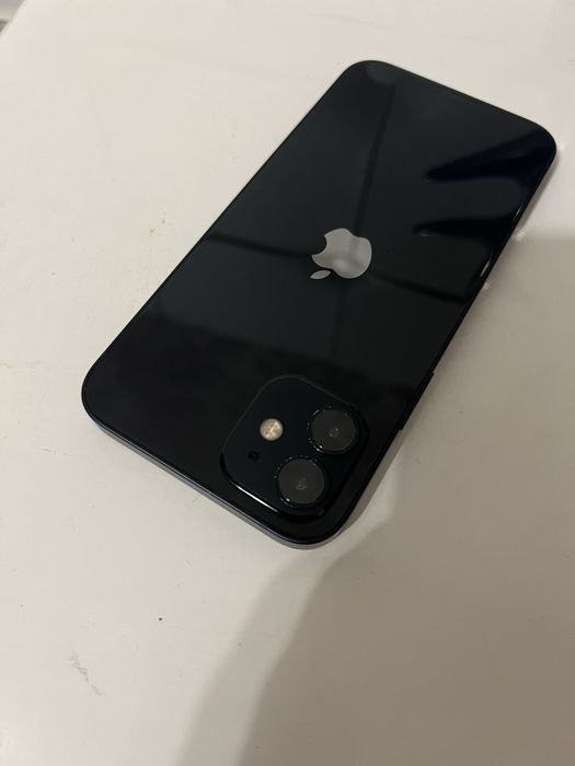 Продавам Iphone 12 ( Black ) 64gb