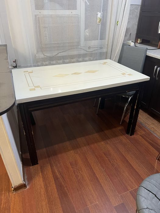 Стол каменный и стулья